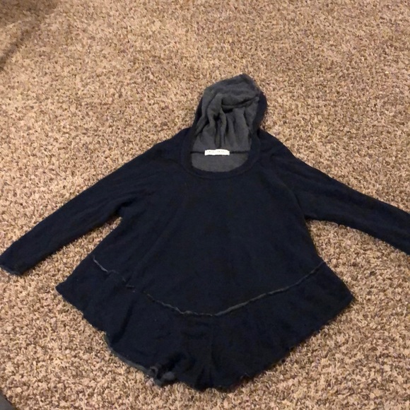 Cute 3/4 length shirt with hood - Picture 1 of 1